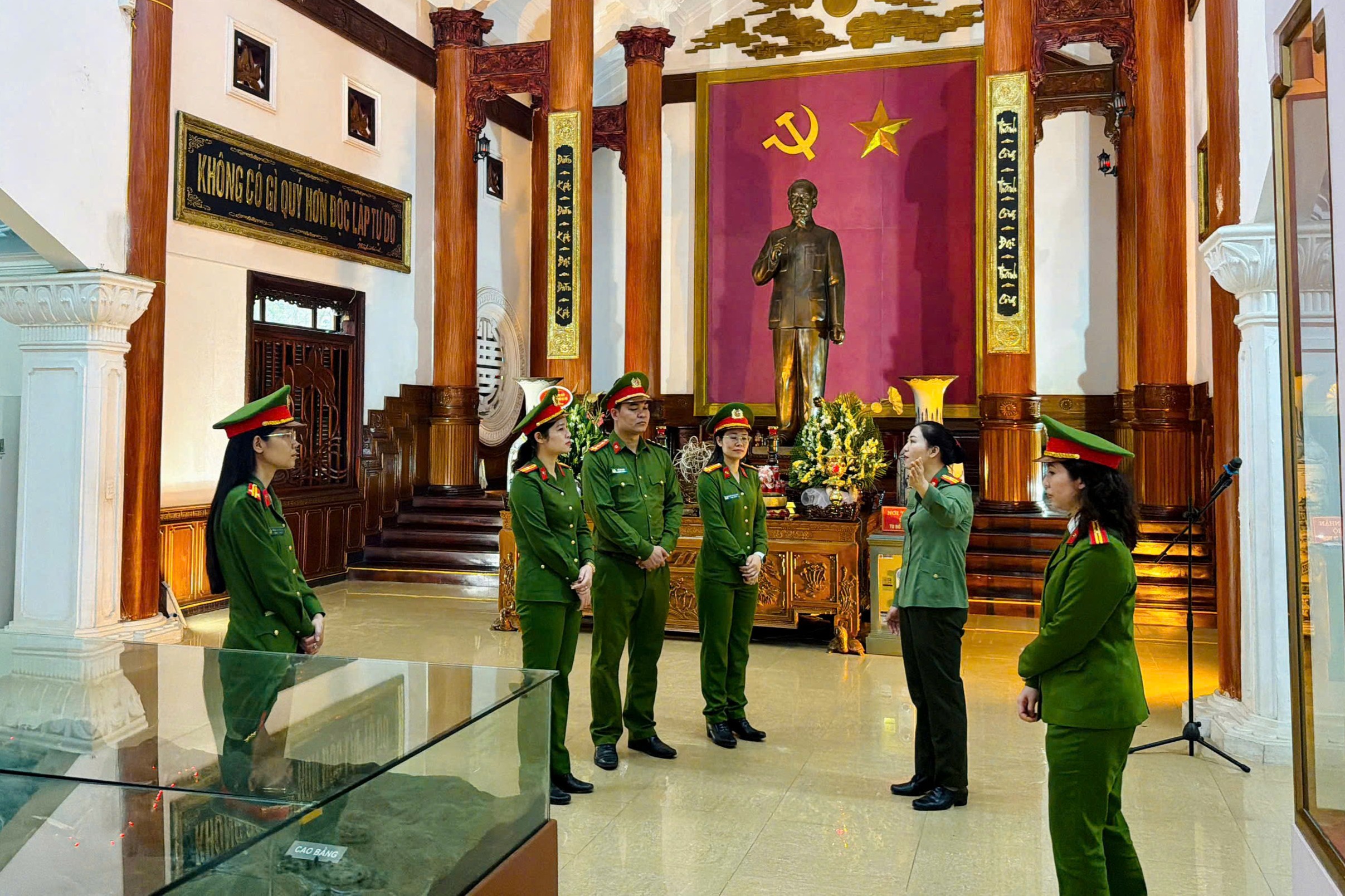 Công an phường Chu Văn An tổ chức hành trình về nguồn - Khơi dậy tự hào, tiếp bước truyền thống